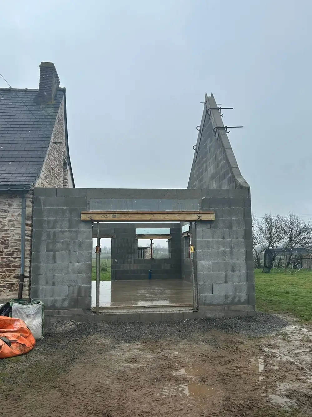 Chantier de maçonnerie, terrassement et ravalement réalisé par OLIVEIRA en Indre-et-Loire — photo 33