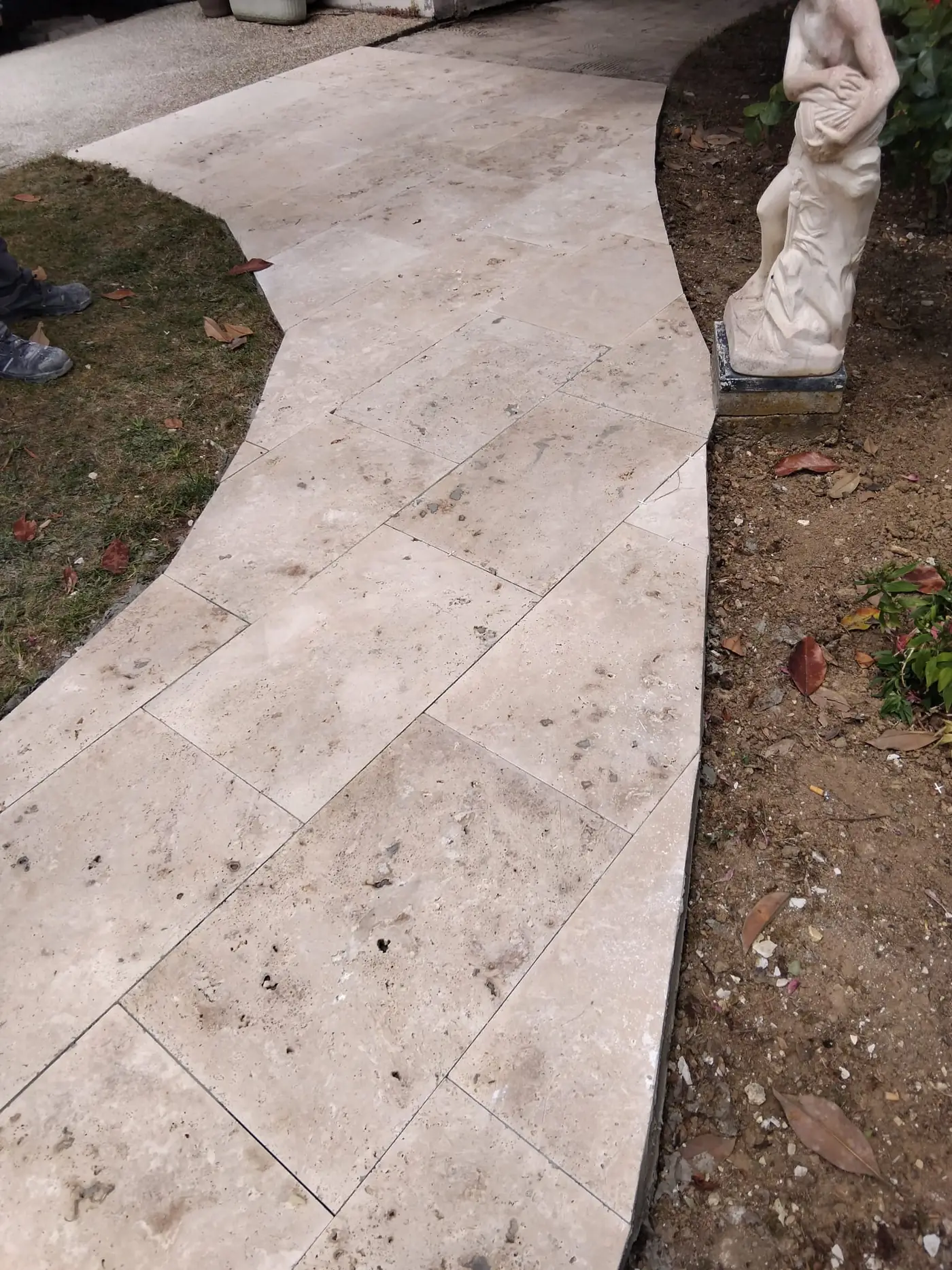 Ravalement de façade en enduit gris anthracite réalisé par OLIVEIRA à Cerelles