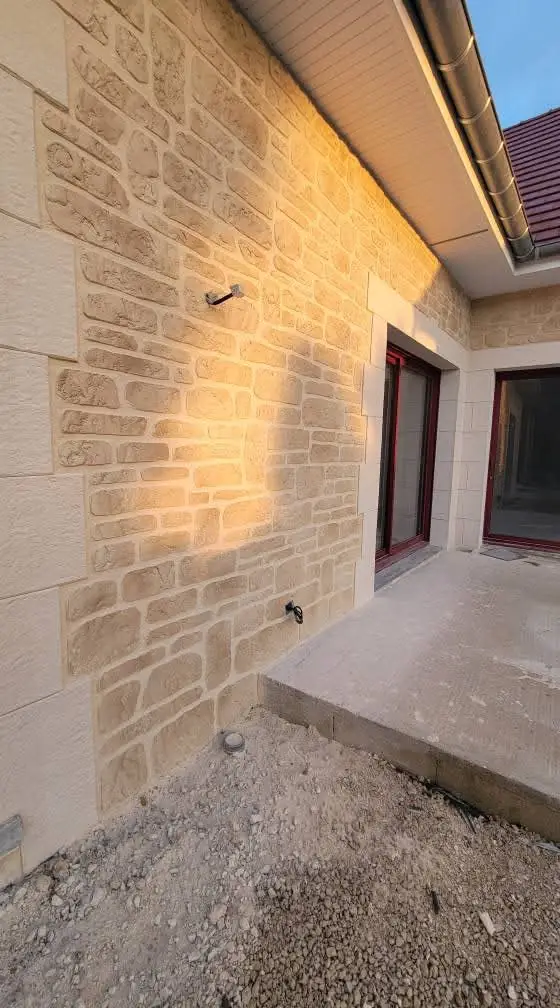 Mur maçonné en cours de finition, chantier OLIVEIRA